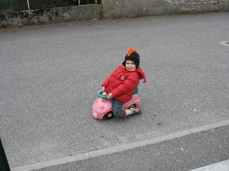 IMG_3607.JPG - Pendant ce temps mon copain Noah fait de la petite voiture ...