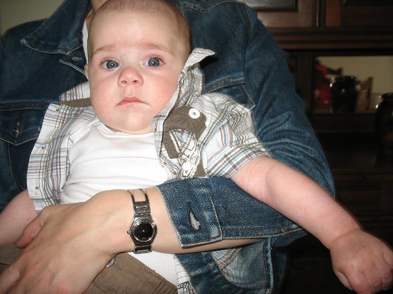 IMG_4723.JPG - Lucas dans les bras de sa maman...