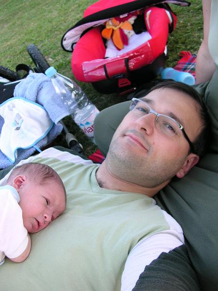 DSCN2153.JPG - J'aime bien quand je suis sur le torse de papa.... �a me rassure