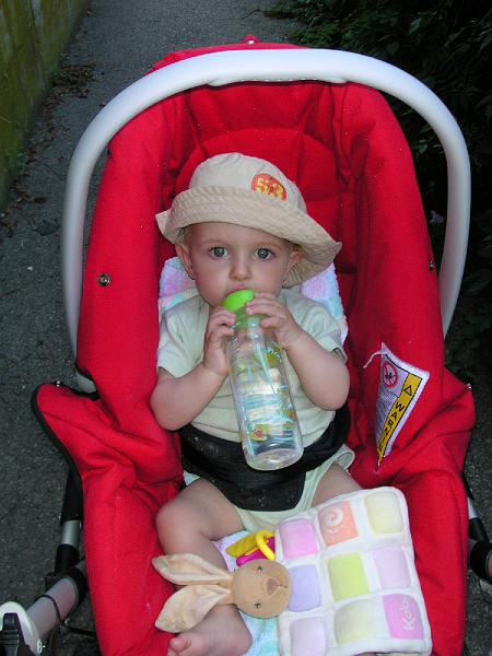 DSCN2625.JPG - Corentin 9 mois qui prend son bib tout seul...