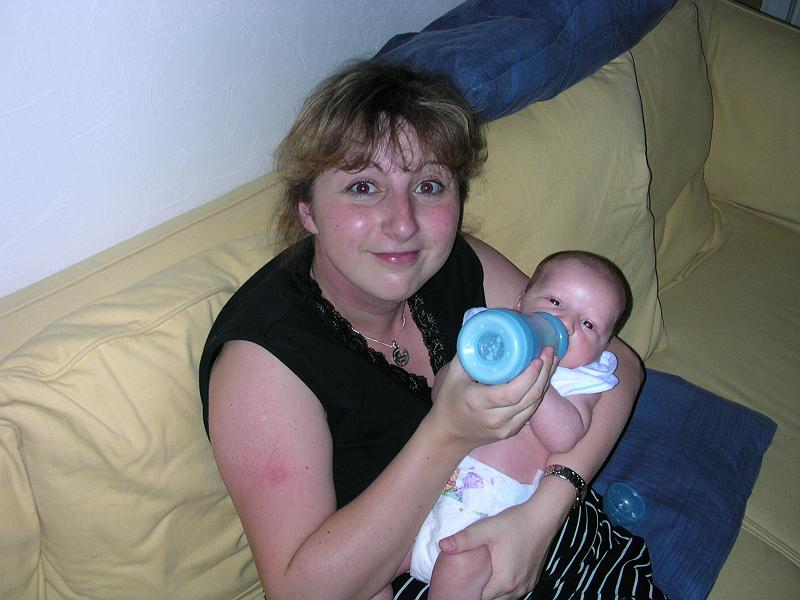 DSCN2669.JPG - Maman me donne le bib du d�but de soir�e...