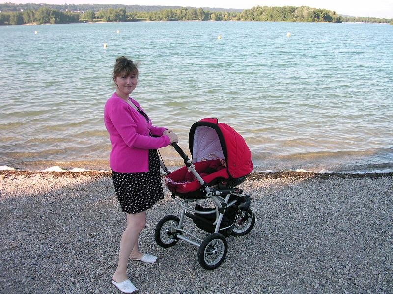 DSCN4141.JPG - Mam pose au parc de Miribel ... et moi ... je bulle !